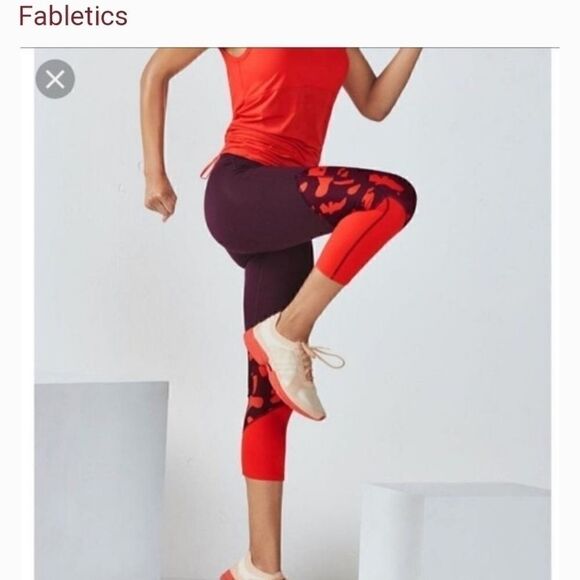 Fabletics Brogan Capri Burgundy Floral small - Picture 2 of 4